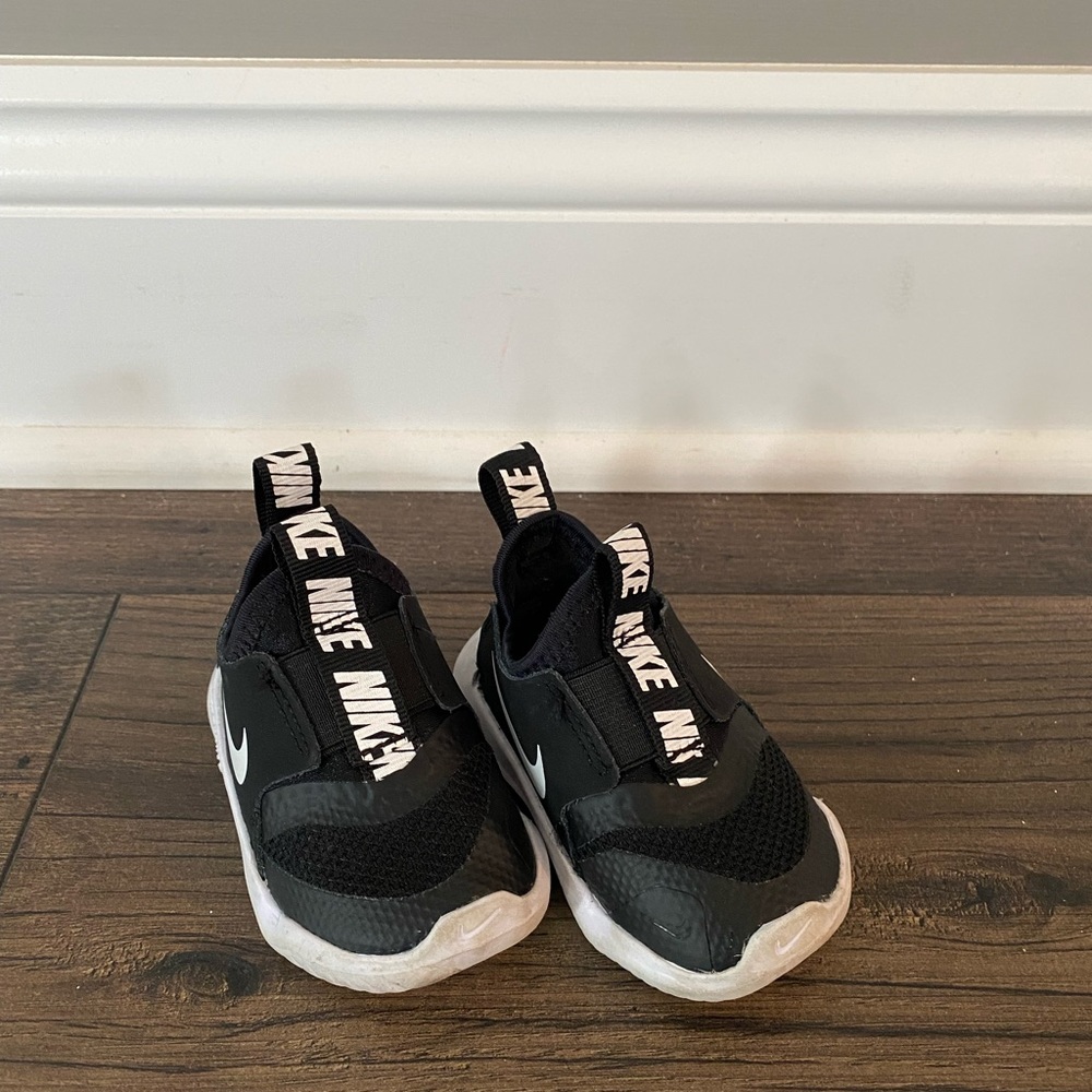 Nike toddler slip ons! Size 3c